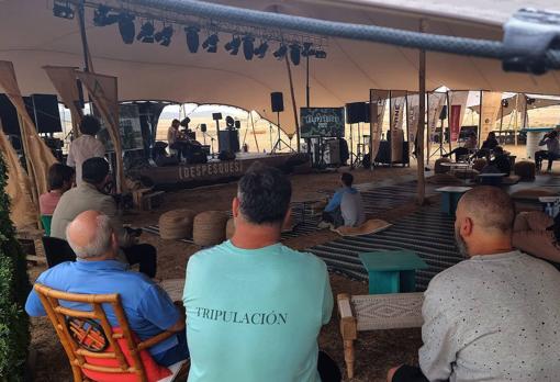 Ángel León, de espaldas, escuchando la actuación de Rubén Llorach con el hang