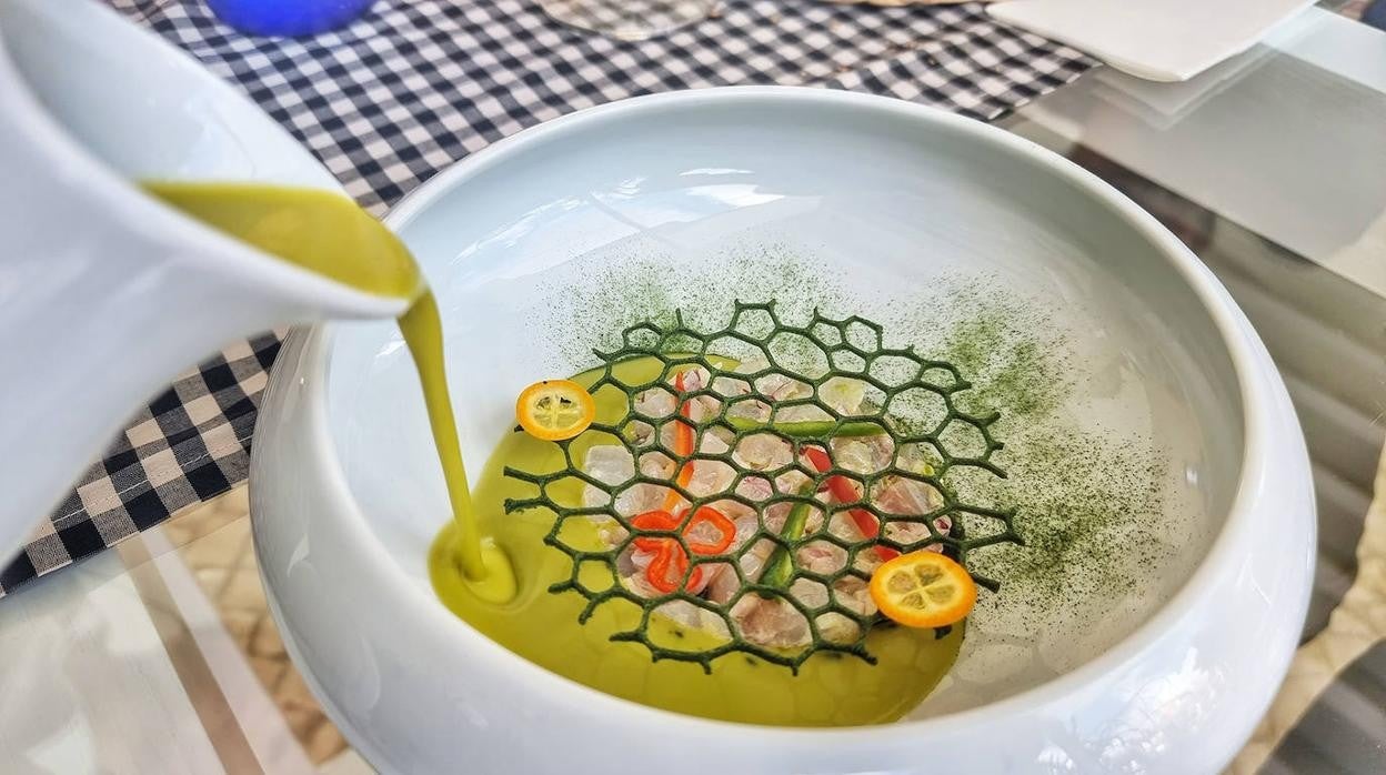 Tartar de lubina con gazpachuelo verde