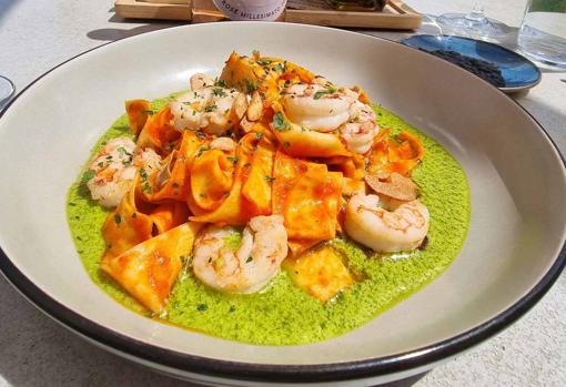 Linguini con gamba roja y pesto de albahaca y piñones