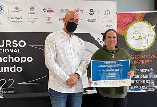 Rebeca Doello, con el diploma de novena clasificada en el Mejor Cachopo del Mundo