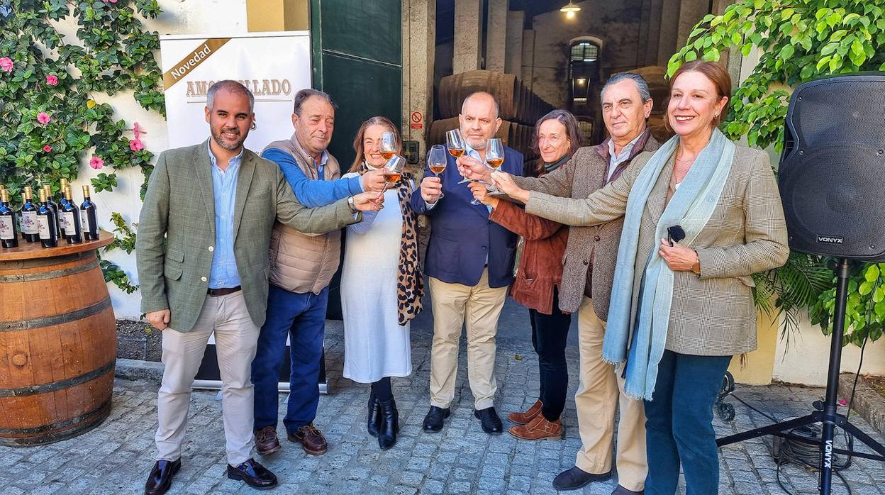 Los responsables de la bodega, con Fulgencio Meseguer en el centro, brindando con el Amontillado VOS