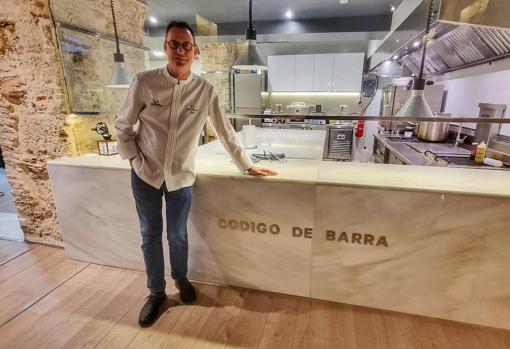 Leon, junto a la cocina del restaurante