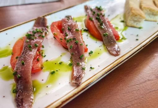 Anchoas con tomate