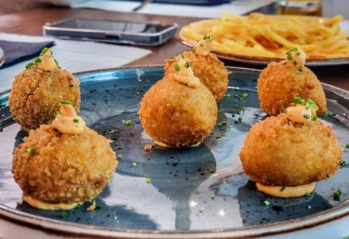 Las croquetas de lomo en manteca