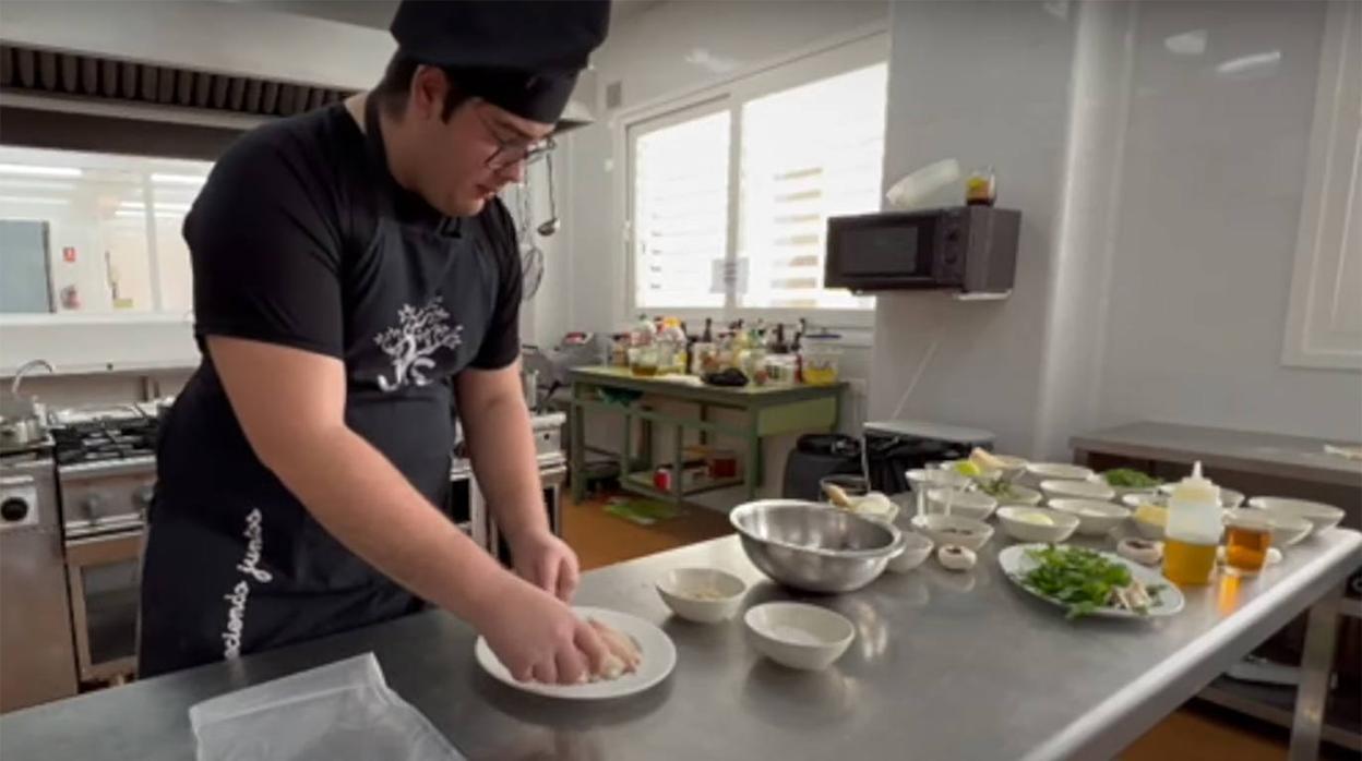 Alfonso Romero, en un fotograma de su vídeo receta