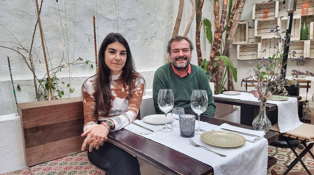 Mai Manso e Íñigo Oller, en el jardín de El Escondite