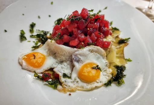 La alcachofa con atún y huevos de codorniz