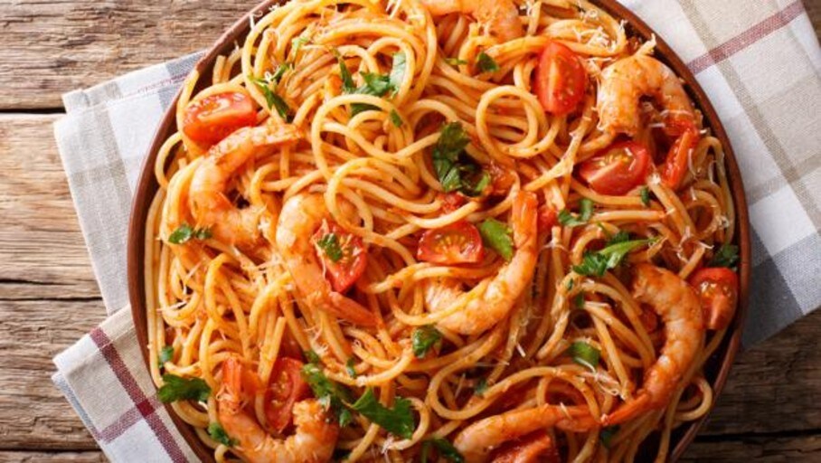 Cocina estos espaguetis picantes con langostinos, un plato con un toque muy especial