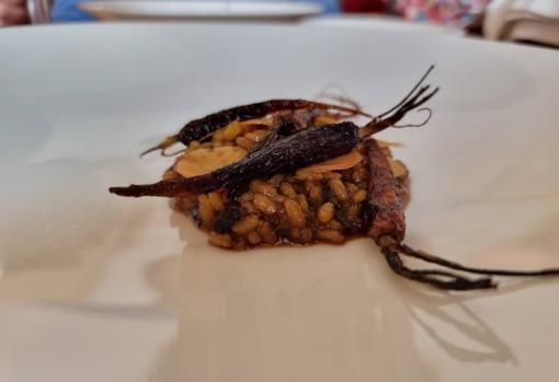 Arroz meloso de cerdo y zanahorias asadas con comino