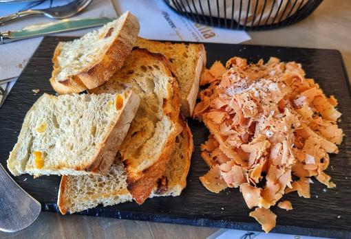 Tostas con virutas de foie