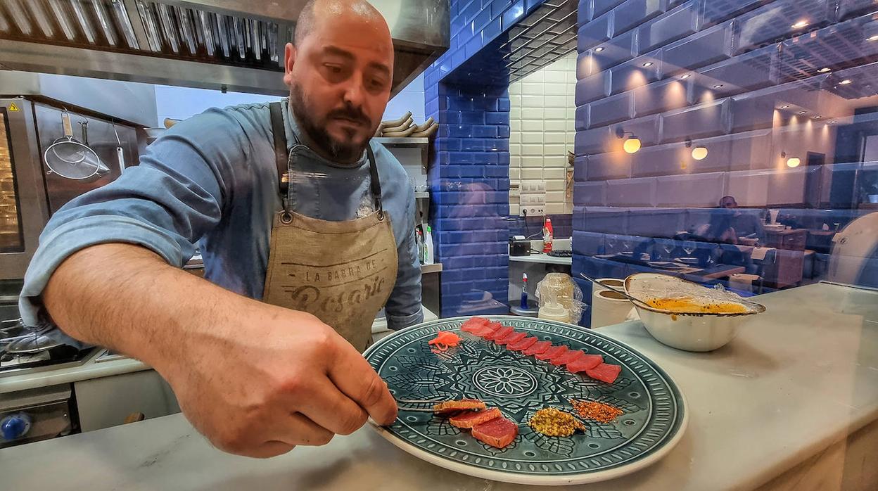 Pedro Pérez, preparando el surtido de crudos de atún