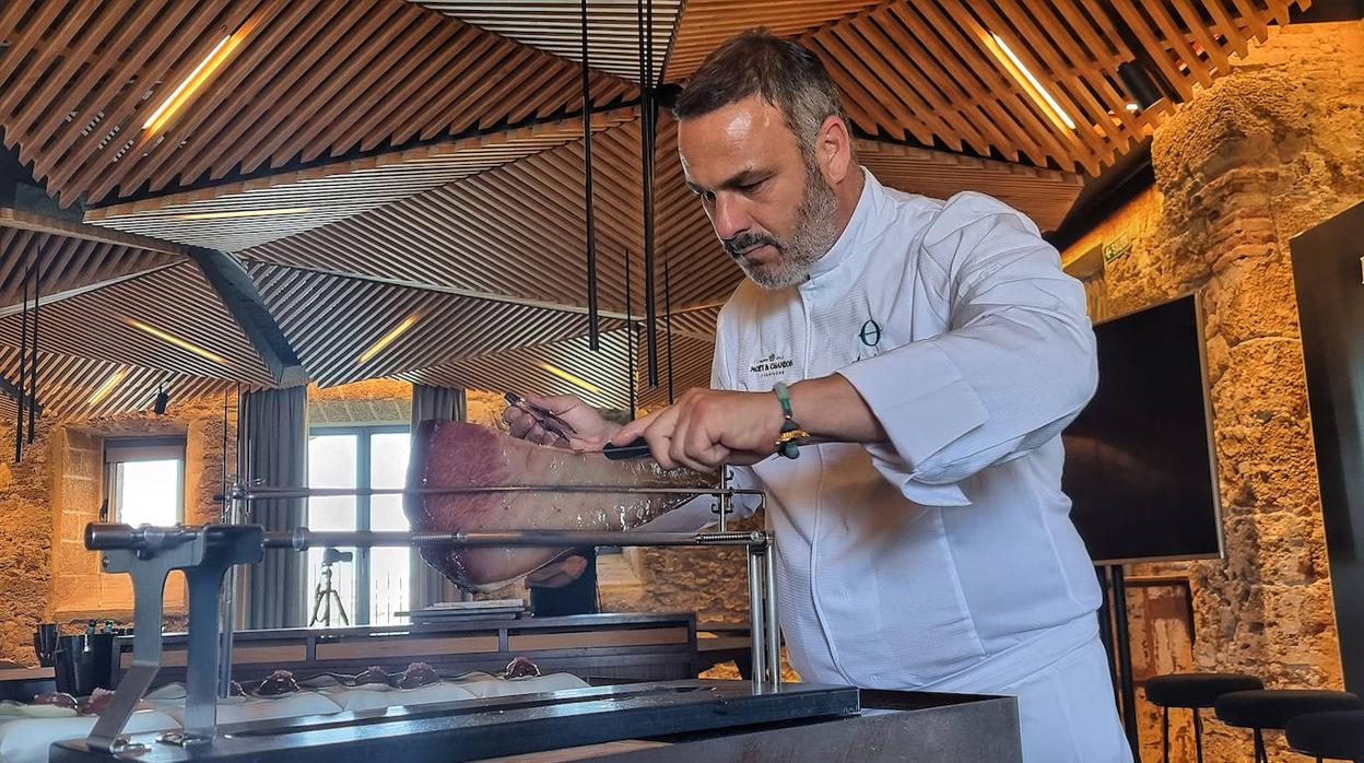 Ángel León, cortando el jamón del mar