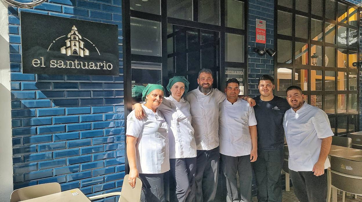 Eduardo González, tercero por la izquierda, con el equipo de cocina