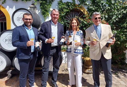 De izquierda a derecha, Fran García, de Petaca Chico; Jan Pettersen, propietario de la bodega; Loreto Martín, de Montesierra, y César Saldaña