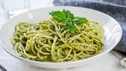 Así se cocinan estos espaguetis con pesto