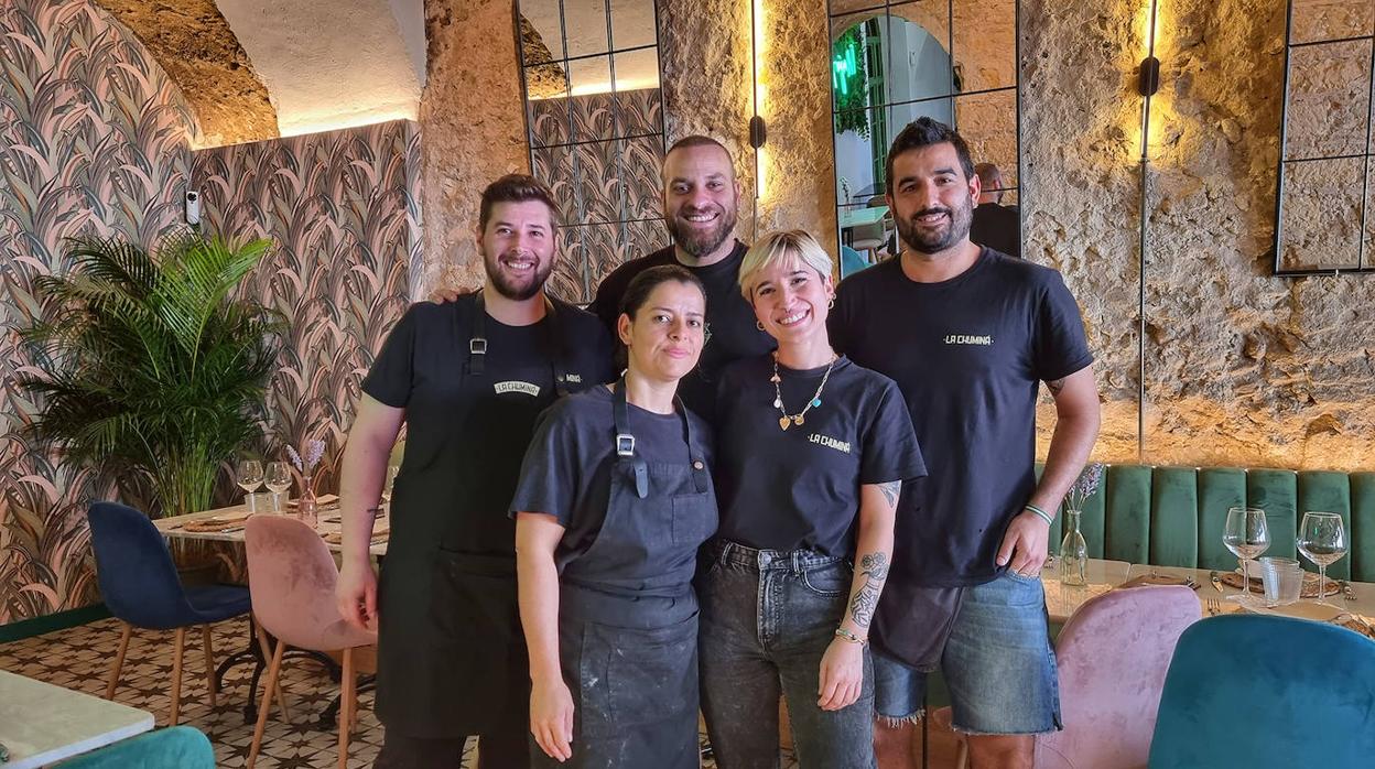 El equipo de La Chuminá, en el interior del restaurante, en la calle Corredera de Arcos