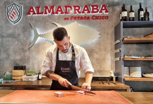 Jesús, cortando atún