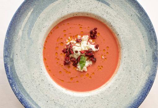 Gazpacho de cereza negra con queso feta y albahaca