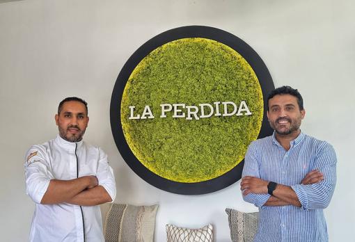 Sergio Martín de la Rosa, a la derecha, con el jefe de cocina