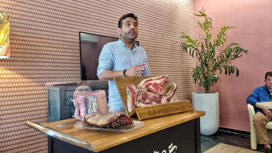 Sergio Martín de la Rosa, presentando algunas de las carnes del Asador La Perdida