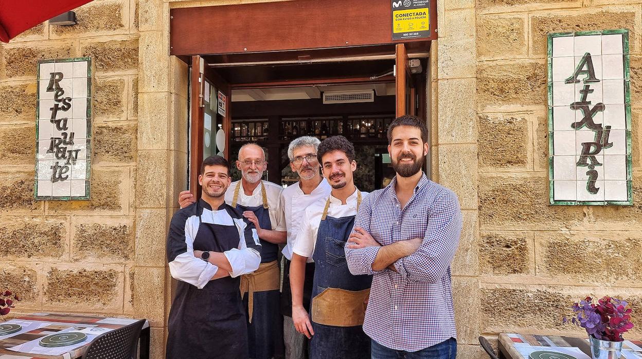 Julen Cabeza Monasterio, a la derecha, con el equipo de cocina de Atxuri en la entrada del restaurante