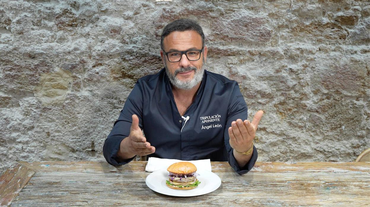 Ángel León, con la hamburguesa de pescado