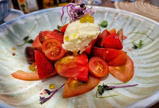 Ensalada de tomate, fresas, helado de aove y sal marina