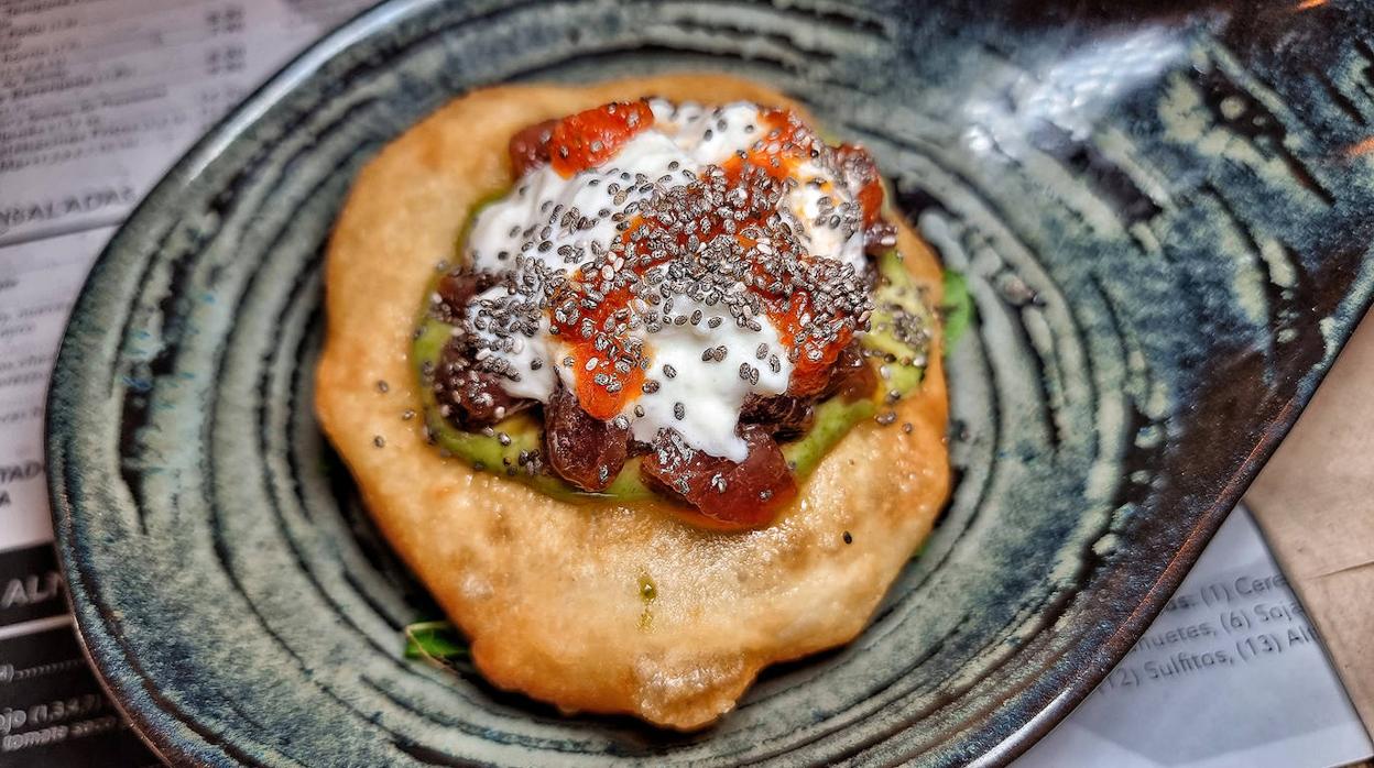 Masa de pizza frita con alioli de pesto, tartar de atún, burrata, stracciatella y pesto de tomate seco con semillas de chía