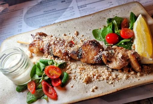 Brocheta de corvina cocinada a baja temperatura con mantequilla y limón, con alioli