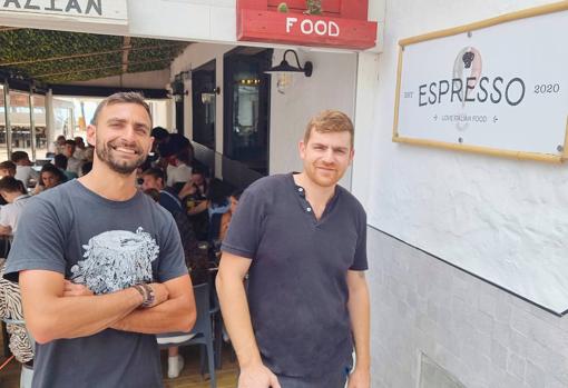 Michael Fallarino y Fabio Barrisella, los propietarios de Espresso Love Italian Food, en Barbate