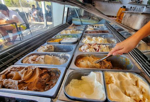 La vitrina con helados de El Escondite de Inga