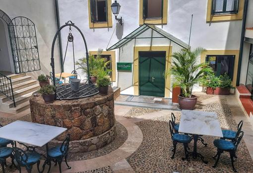 Patio de acceso a La Gañanía, donde se sirven desayunos del hotel