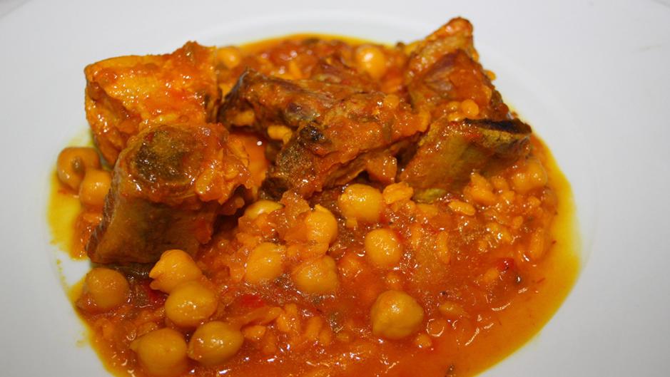 Aprende a cocinar este rico y original arroz con costillas y garbanzos