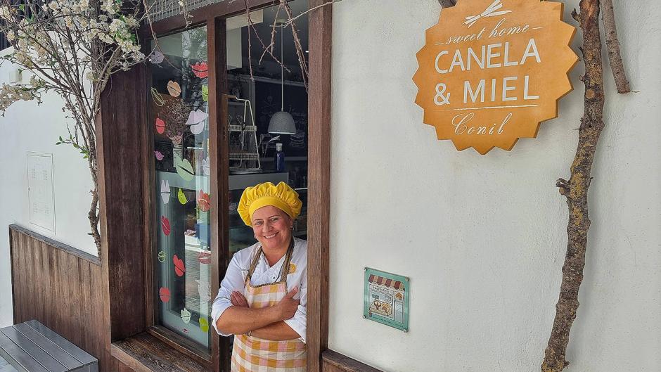 Celia Ramos, en la entrada de Canela y Miel Conil