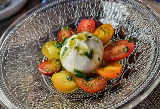 Ensalada de burrata y tomates