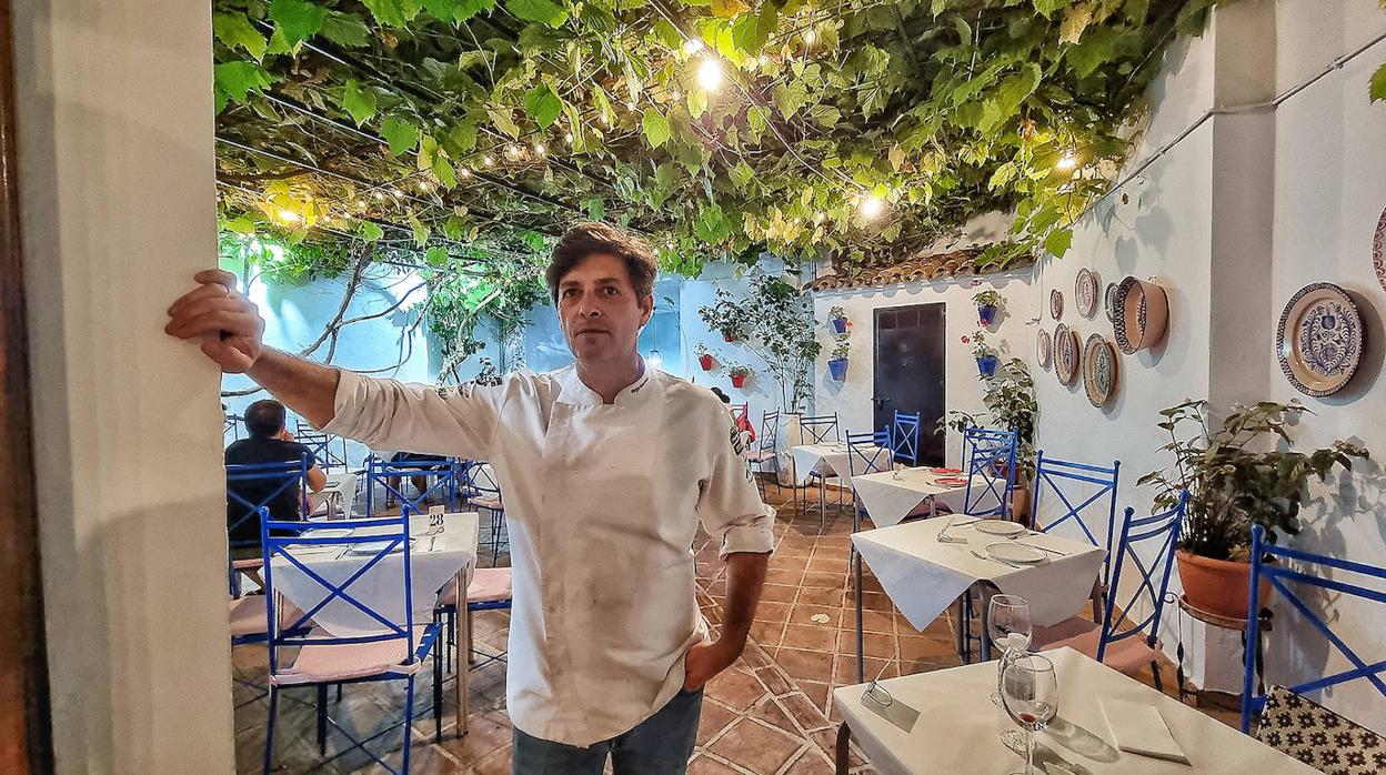 Diego Guerrero, en el Patio San Diego, su restaurante en Grazalema