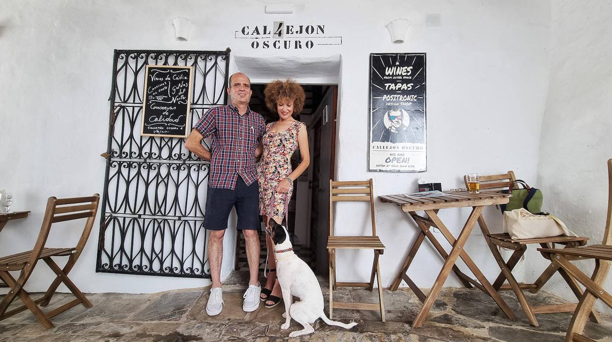 Inma y Dr. Lapi, con su perro Salomón, en el Callejón Oscuro de Vejer