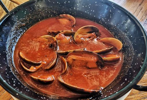 Almejas con salsa de tomate