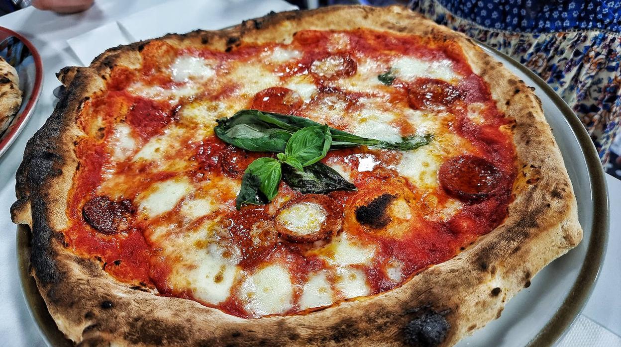 La pizza diavola de Los Napolitanos, en San Fernando