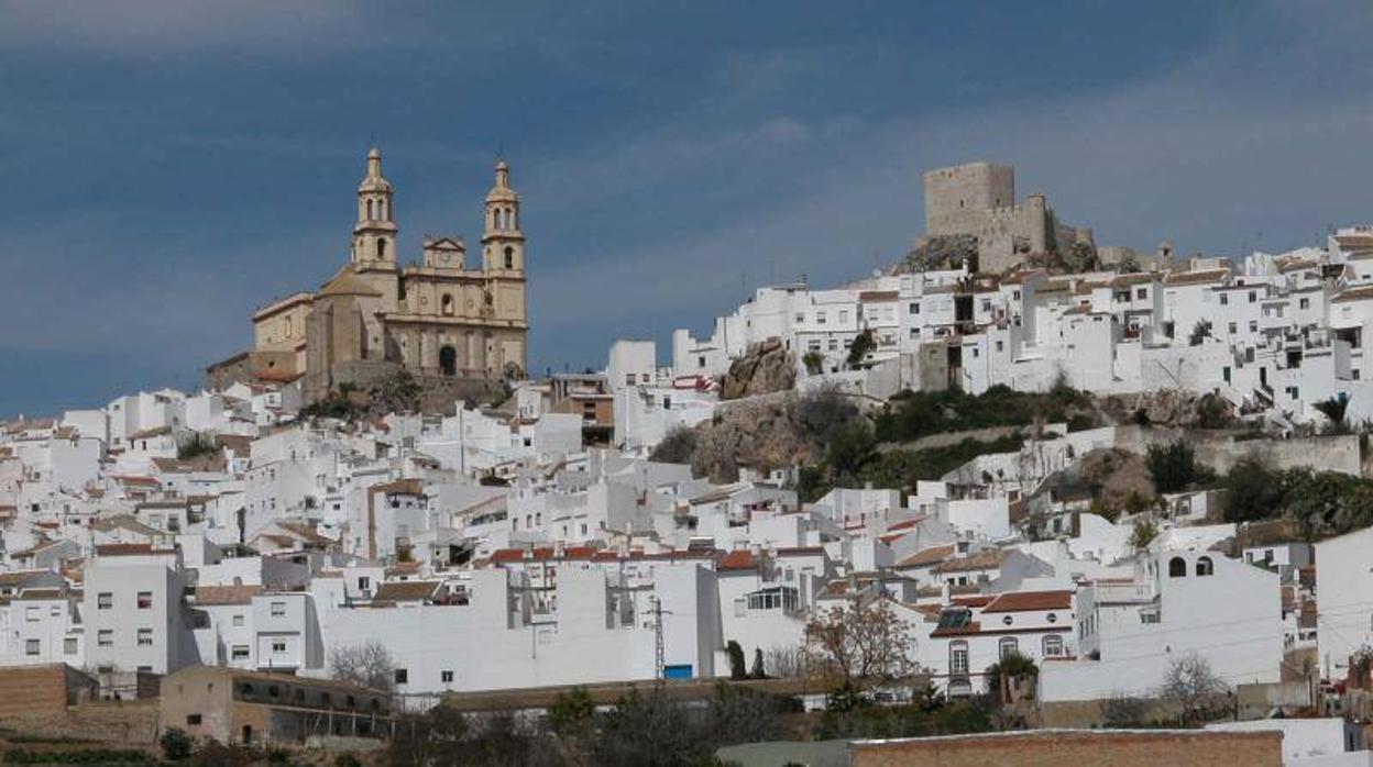 Vista de Olvera, localidad dominada por la iglesia y el castillo