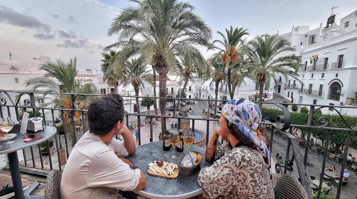 Las vistas a la Plaza de España de Vejer, desde la terraza de Oh lá lá!