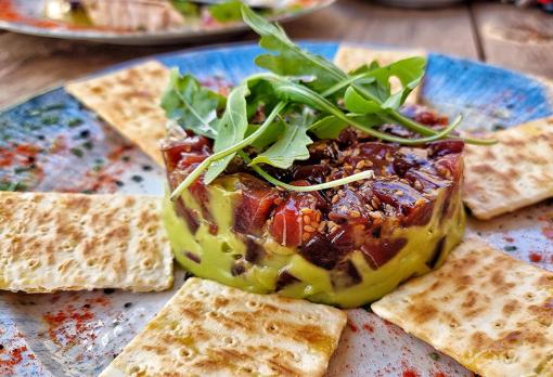 Tartar de atún de Petaca Chico con emulsión de frutos rojos y guacamole casero