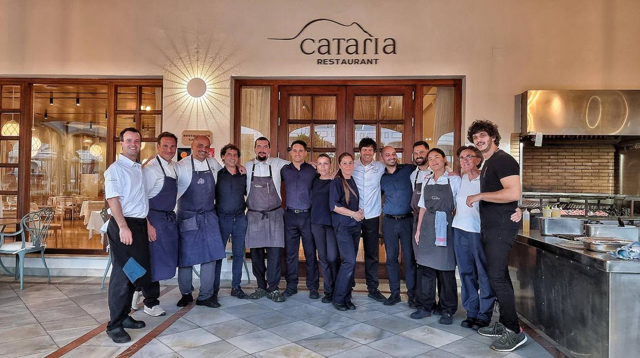 Los responsables de la cena, antes de comenzar el servicio