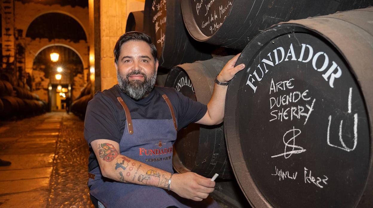 Juanlu Fernández, firmando una de las botas de Fundador