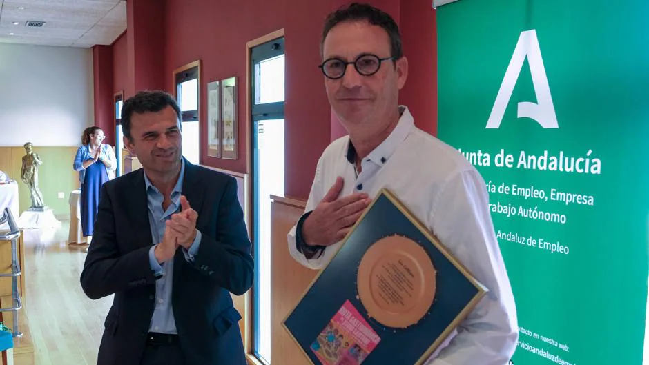 Leon Griffioen recibió el reconocimiento de manos del alcalde de Cádiz, Bruno García
