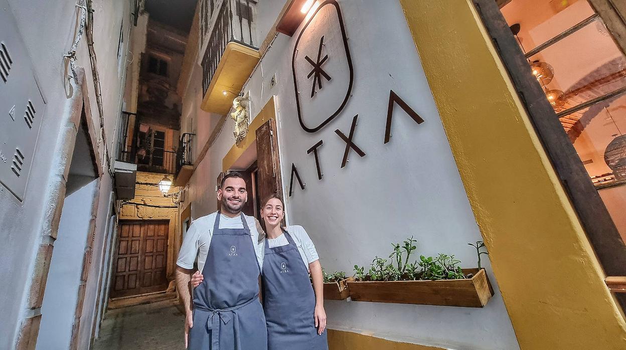 Arturo Perea y Laura García, a la entrada de Atxa, en Tarifa