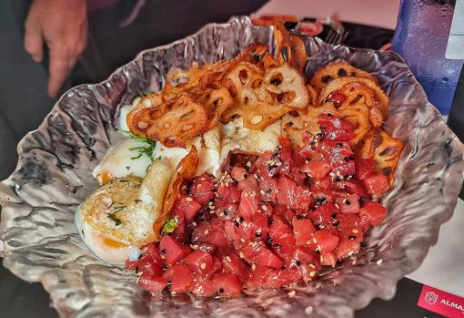 El tartar de atún con huevos y flor de loto