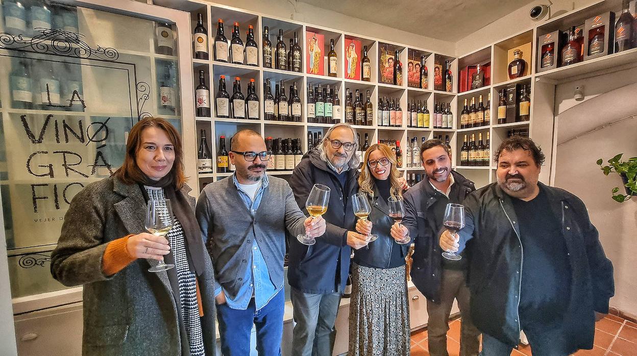 Los propietarios de La Vinográfica y los representantes municipales, brindando durante la inauguración