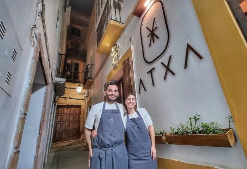 Arturo y Laura, en la puerta de su restaurante