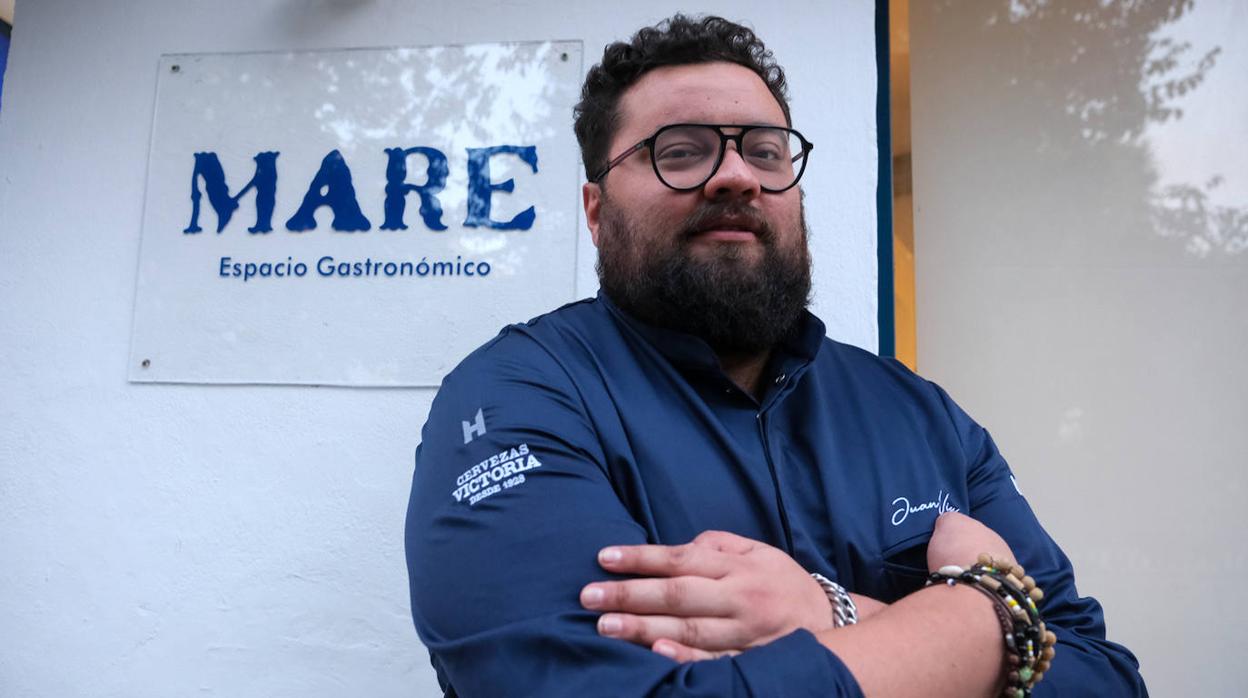 Juan Viú, en la entrada de Mare, su restaurante en la Plaza Candelaria de Cádiz